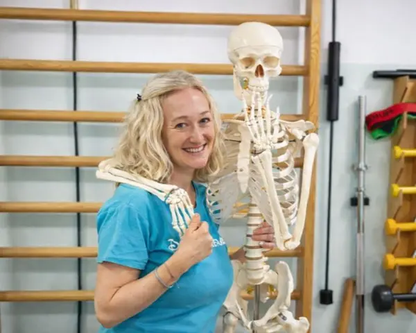 Physiotherapeutin Doris Schilling aus Wolkersdorf im Weinviertel neben einer Sprossenwand