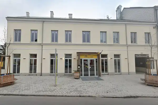 Physio Wolkersdorf – Außenansicht der Praxis von der Straße