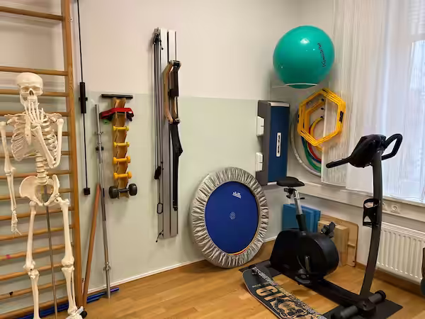 Physio Schilling Wolkersdorf Therapieraum mit Trainingsgeräten und Sprossenwand