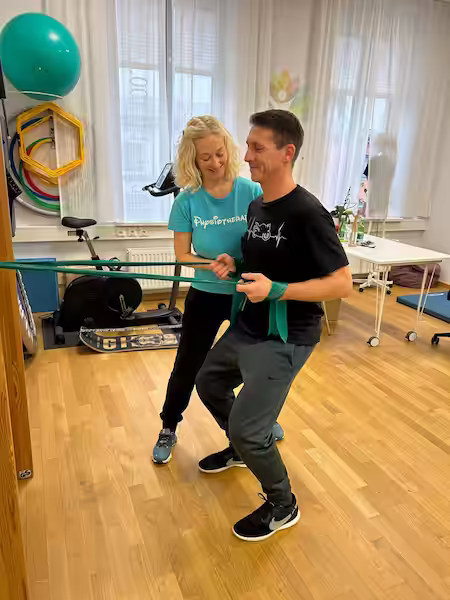 Physiotherapeutin Doris Schilling beim Sportphysiotherapie-Krafttraining mit Theraband