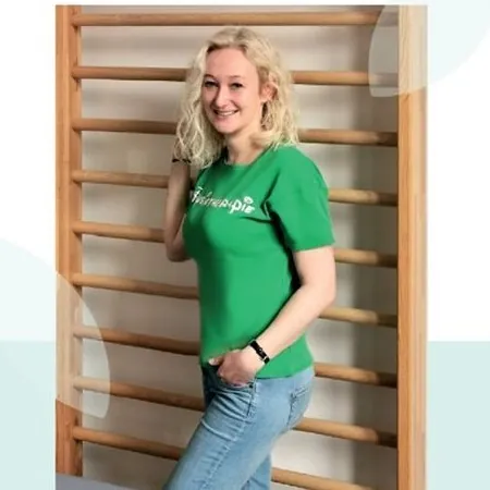 Portraitfoto der Physiotherapeutin Doris Schilling aus Wolkersdorf vor einer Sprossenwand